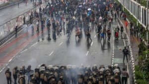 Un manifestante muerto y unos 600 detenidos durante protestas violentas en Indonesia por la subida de salarios de los parlamentarios | elperiodico.com