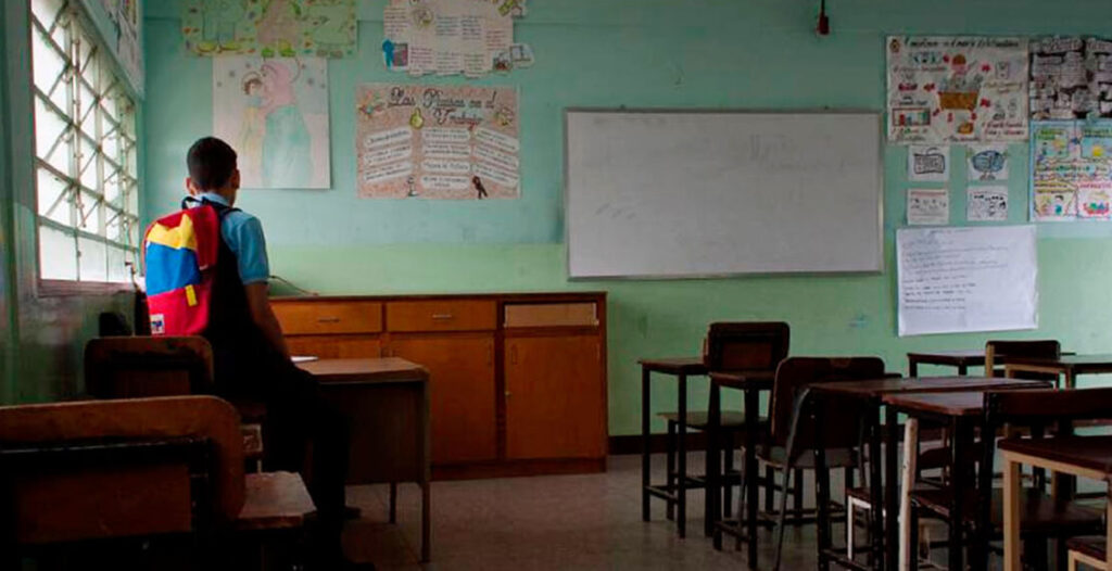 Un profesor universitario gana entre $1 y $4 al mes