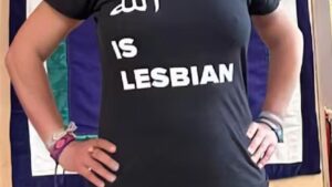 Un tribunal de Rabat niega la libertad provisional a la feminista marroquí juzgada por su lema «Alá es lesbiana» | elperiodico.com