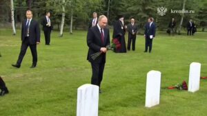 Un tributo a la historia: Putin dejó una ofrenda floral en cementerio de Alaska donde yacen restos de pilotos soviéticos – AlbertoNews