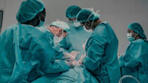 Una anciana murió en medio de una cirugía cardíaca después de que se cortara la luz en el hospital