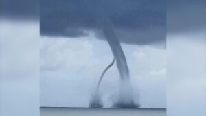 Una espectacular tromba marina irrumpe frente al malecón de La Habana | elperiodico.com