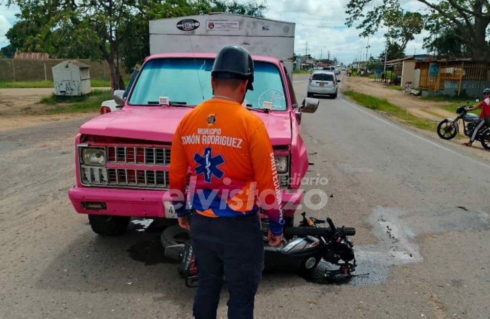 Una joven lesionada en colisión moto - perrera cerca del monumento La Botella