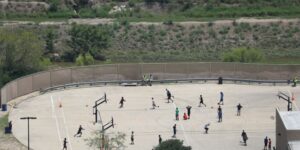 Una jueza bloquea ‘in extremis’ la deportación de un grupo de menores no acompañados de Guatemala