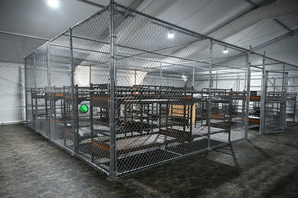 Una jueza ordena desmantelar el centro migratorio 'Alligator Alcatraz' dentro de 60 días - AlbertoNews