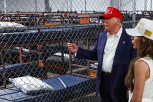 Una jueza ordena el cierre de la ‘Alligator Alcatraz’ de Trump, la cárcel para inmigrantes rodeada de caimanes