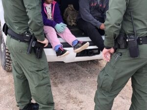 Una niña de 6 años enviada por el ICE a Ecuador se convierte en la deportada más joven