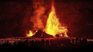 Una nueva erupción del volcán Kīlauea genera fuentes de lava de hasta 90 metros | elperiodico.com