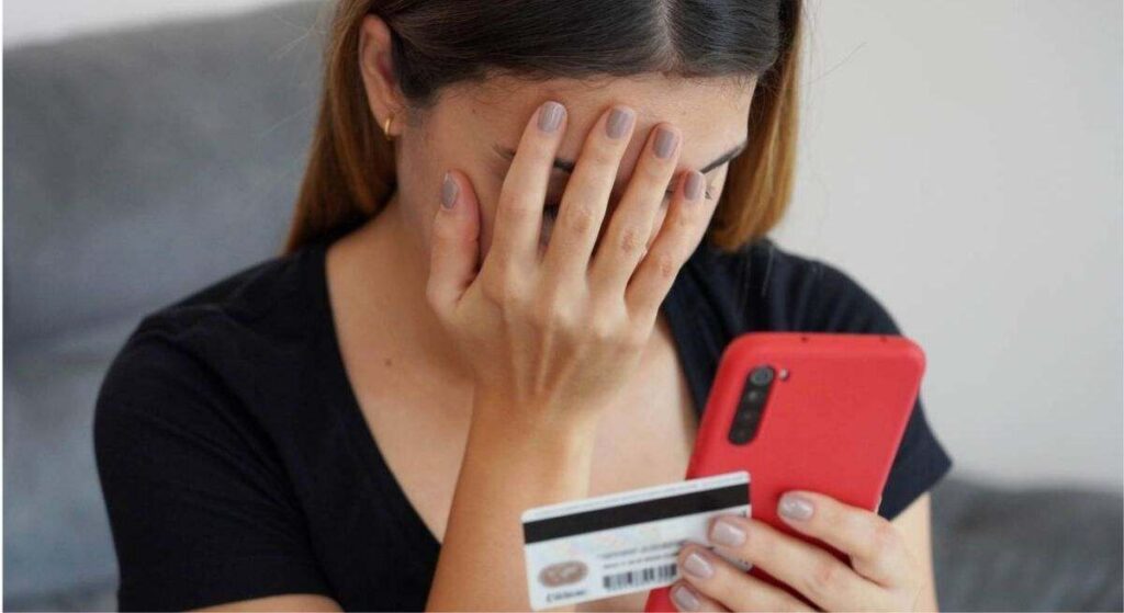 Una nueva estafa bancaria pone en alerta a miles de usuarios: "Tienes una transferencia retenida..."