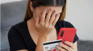 Una nueva estafa bancaria pone en alerta a miles de usuarios: «Tienes una transferencia retenida…»