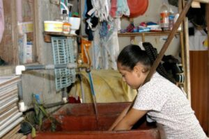 Unicef: Niñas dedican siete horas semanales más a trabajo doméstico que los niños