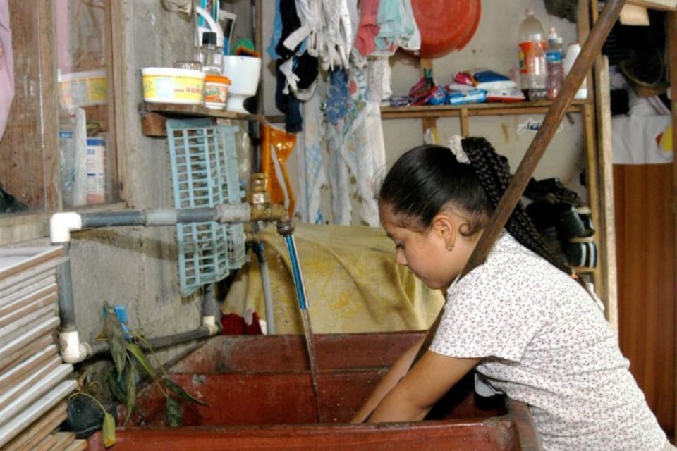 Unicef: Niñas dedican siete horas semanales más a trabajo doméstico que los niños