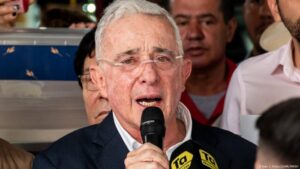 Uribe es sentenciado a 12 años de prisión domiciliaria – DW – 01/08/2025