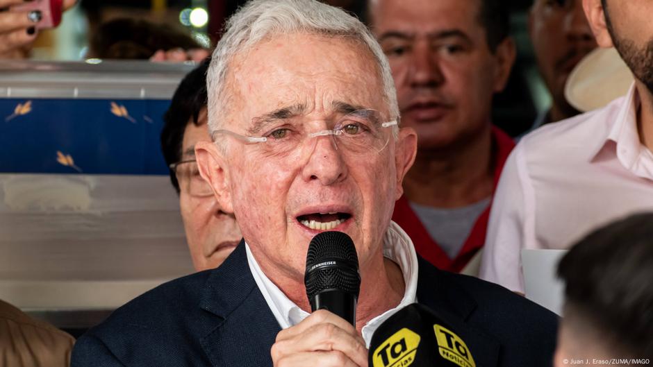 Uribe es sentenciado a 12 años de prisión domiciliaria – DW – 01/08/2025