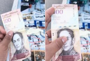 VIDEO: buhonera en Madrid vende a tres euros un antiguo billete de 100 bolívares