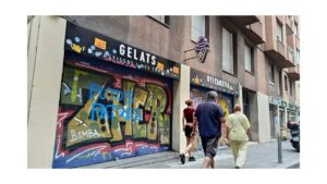 Vandalizaron una heladería argentina en Barcelona tras una denuncia por presunta discriminación a una clienta