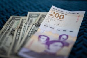 Venezolanos prefieren realizar pagos en bolívares y reservar dólares como «mecanismo de cobertura», según economista