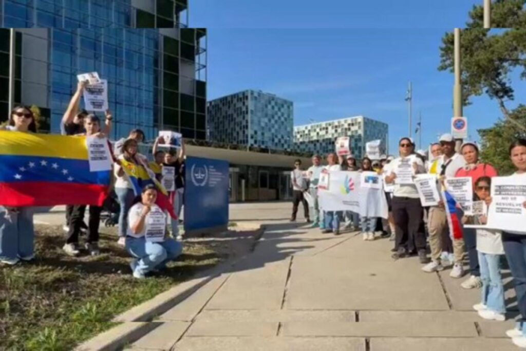 Venezolanos protestan frente a la sede de la CPI contra la visita de Delcy Rodríguez