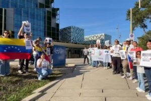 Venezolanos protestan frente a la sede de la CPI