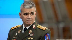 Venezuela moviliza su Armada ante despliegue militar de EEUU – DW – 27/08/2025