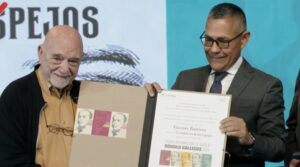 Vicente Battista recibe el 21° Premio Internacional de Novela Rómulo Gallegos