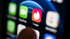Violó a una chica en su primera «cita Tinder» y se libra de la cárcel al prometer ante el tribunal que quiere «ser un buen novio»