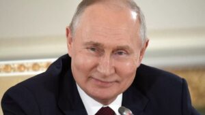 Vladimir Putin destacó a Donald Trump como un líder decisivo y habló de una luz al final del túnel en la relación con EEUU