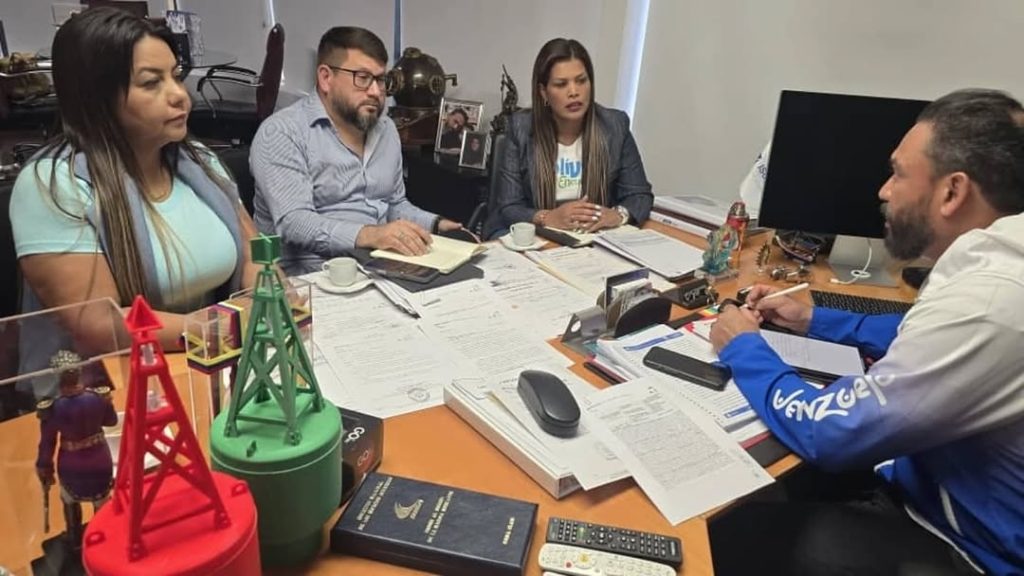 Yulisbeth García sostiene encuentro con presidente del INEA