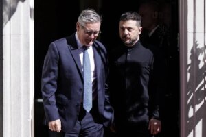 Zelenski se reúne con Starmer en Londres la víspera de la cumbre de Alaska | elmundo.es
