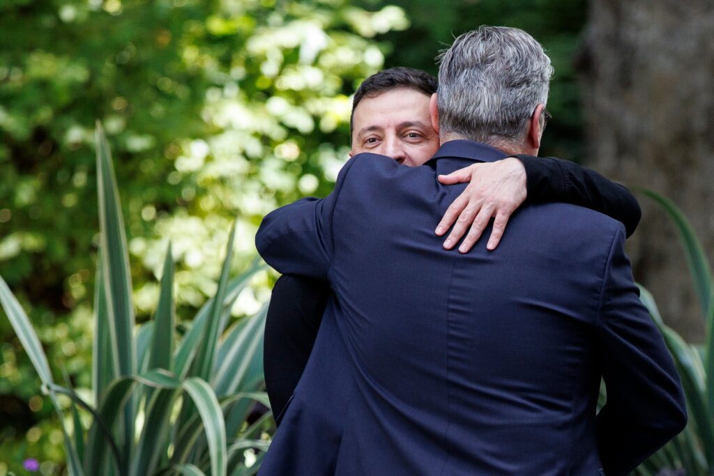 Zelenski y Starmer ven en la cumbre de Alaska «una oportunidad viable» para avanzar hacia el fin de la guerra en Ucrania