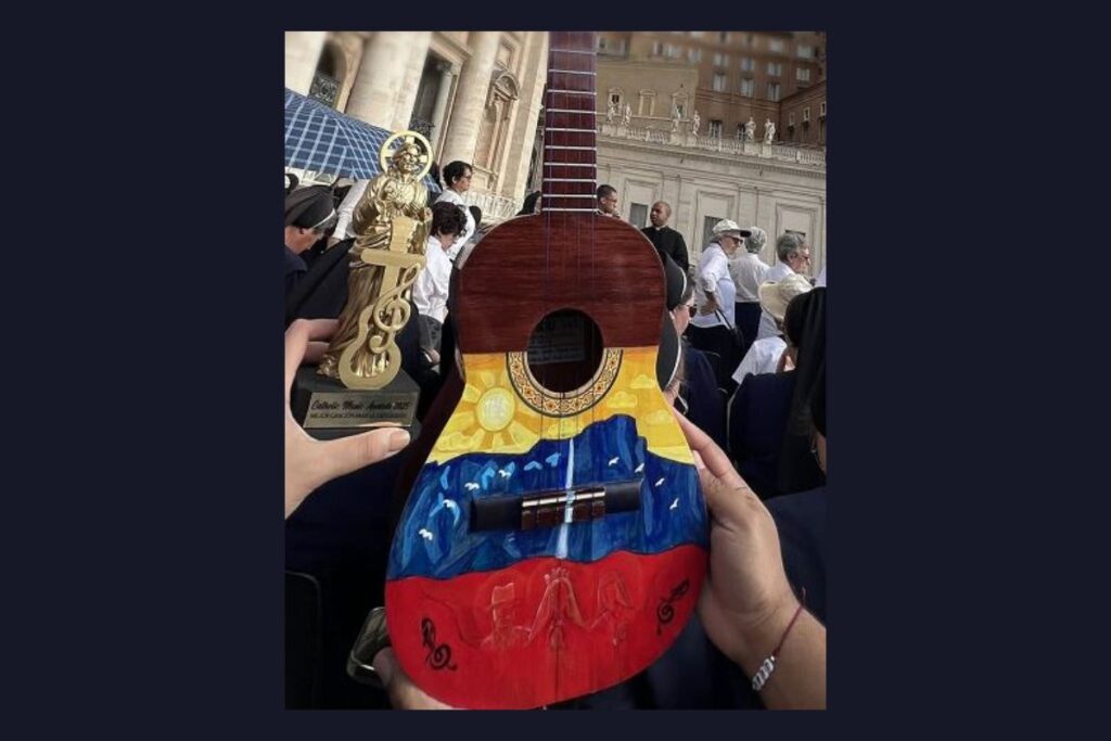 Zulia regala un cuatro al papa León XIV en la plaza de San Pedro