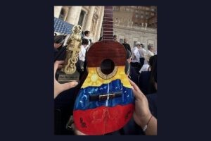 Zulia regala un cuatro al papa León XIV en la plaza de San Pedro