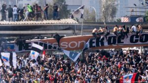aficionado muere al caer del techo de un estadio – DW – 01/09/2025