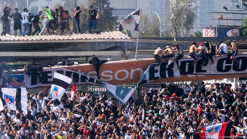 aficionado muere al caer del techo de un estadio – DW – 01/09/2025