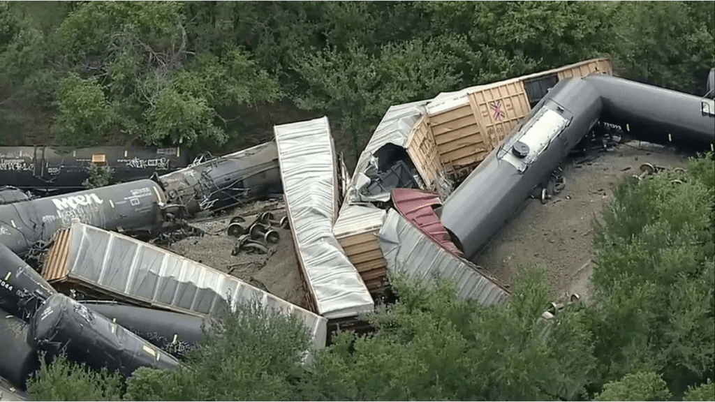 al menos 35 vagones se salieron de las vías