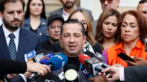 atacaron su camioneta con pistolas y fusiles