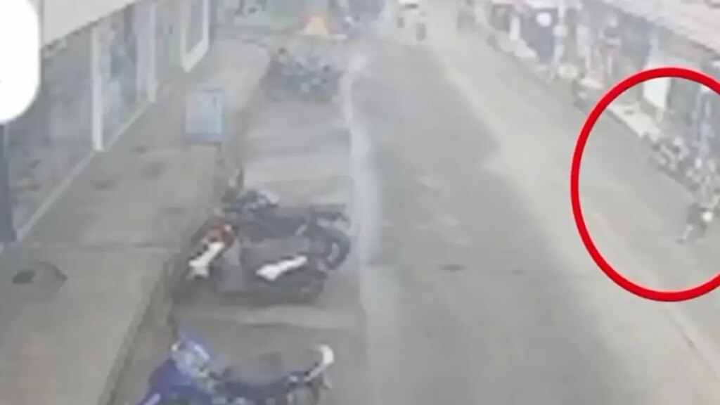 cámara de seguridad graba el momento exacto cuando motociclista atropella a adulto mayor en Barrancabermeja
