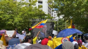 ciudadanos se reunieron en el Parque Washington en respaldo al expresidente Álvaro Uribe Vélez