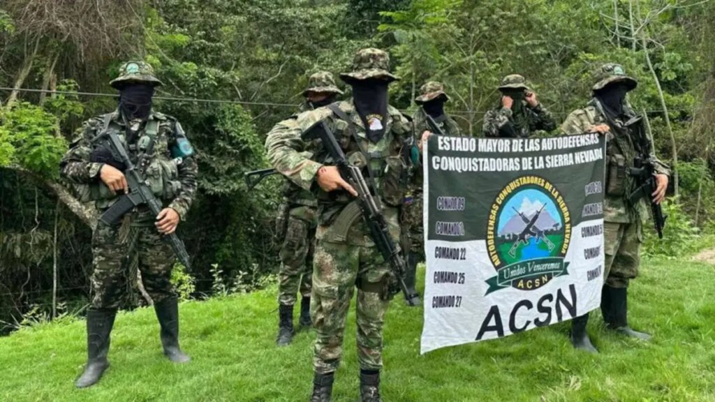 civiles corriendo en medio del fuego cruzado entre Ejército y ACSN
