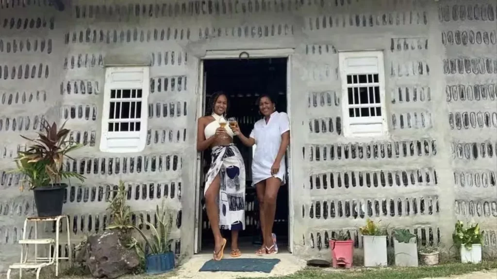 construyeron una casa de siete habitaciones con 8.000 botellas de vidrio