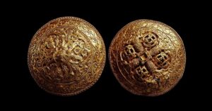el misterioso tesoro vikingo de oro enterrado hace un milenio que desconcierta a los arqueólogos en Dinamarca