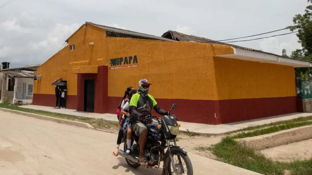 la historia que empezó con un hueso y un profesor de colegio pueblo del Atlántico