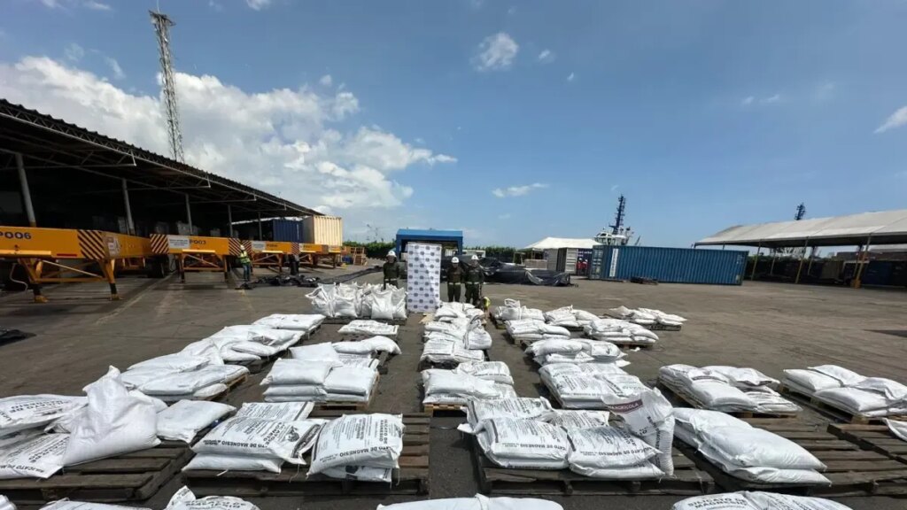 lanchas, contenedores y un velero, con cargamentos destino a Europa
