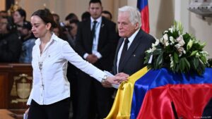 padre de Miguel Uribe Turbay asume precandidatura – DW – 23/08/2025