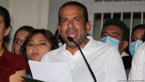 prisión domiciliaria para opositor Luis Camacho – DW – 27/08/2025