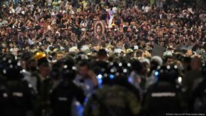 reportan enfrentamientos en nueva noche de protestas – DW – 17/08/2025