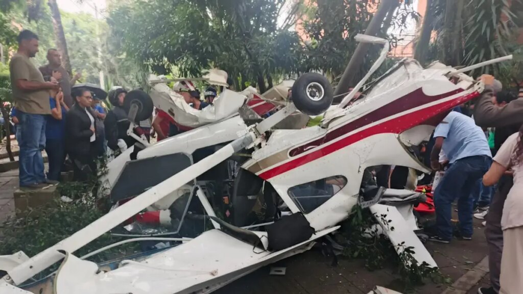 una avioneta se estrelló en plena vía pública del barrio Laureles, esto se sabe del caso