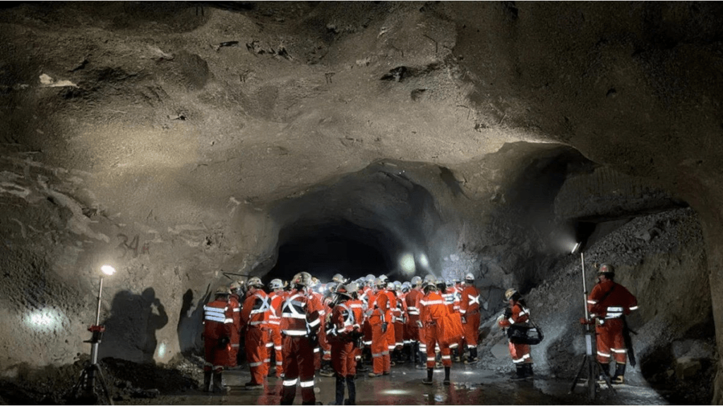 ya son cuatro los mineros fallecidos en El Teniente y continúa la búsqueda de dos desaparecidos tras el derrumbe