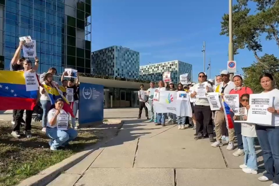 "¡Libertad para los presos políticos!": venezolanos protestaron en La Haya