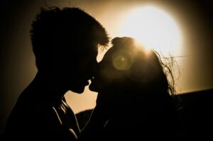 ¡Los besos, aliados del corazón!  ‘Las parejas que se besan tienen menos colesterol’